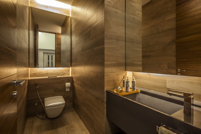 Armoire au-dessus de l'installation à l'intérieur des toilettes