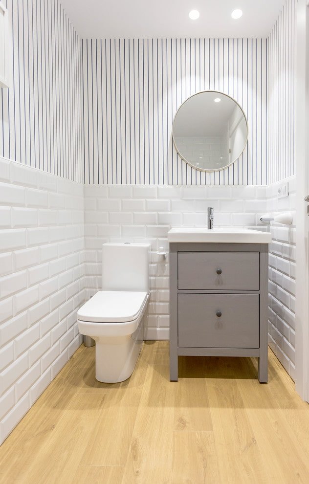 meuble de sol à l'intérieur des toilettes