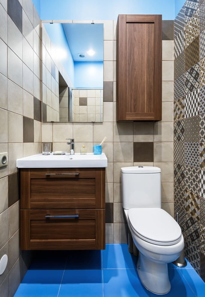 Armoire murale à l'intérieur des toilettes