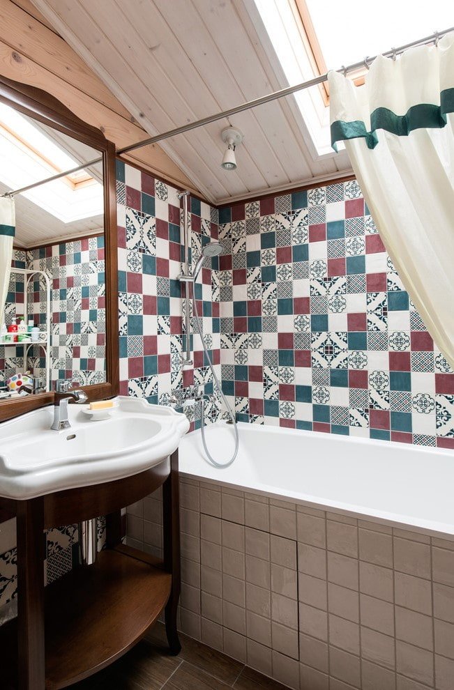 Finition carrelage carré dans la salle de bain