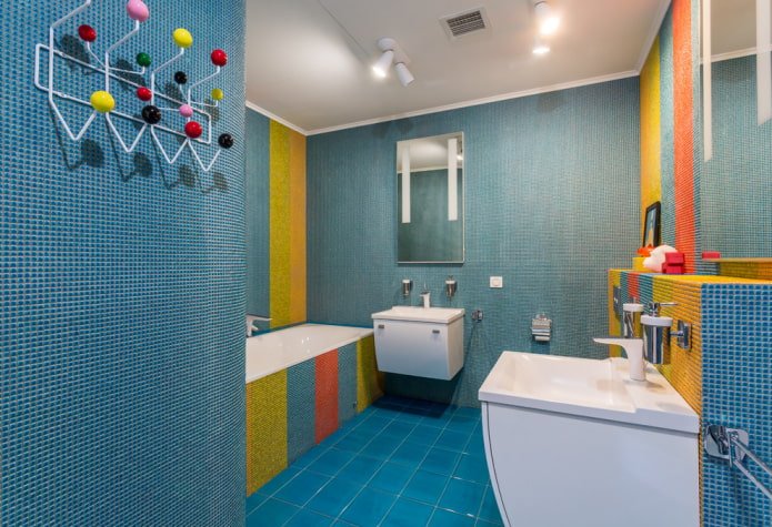 Finition de mosaïque dans la salle de bain
