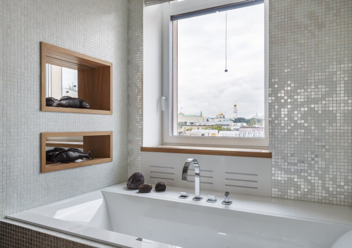 Finition de mosaïque dans la salle de bain
