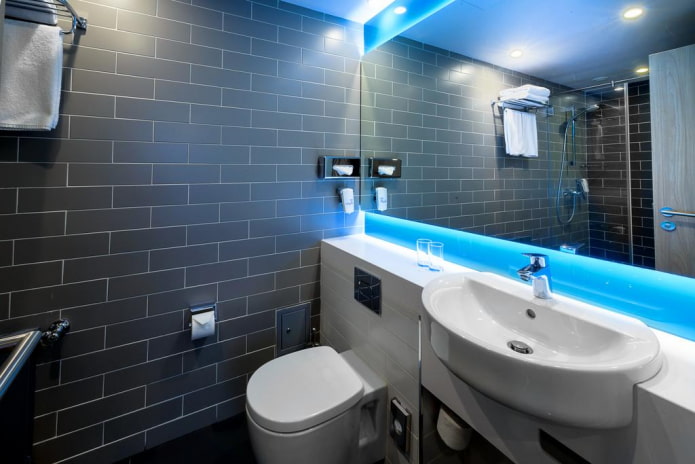murs avec finition carrelée dans la salle de bain