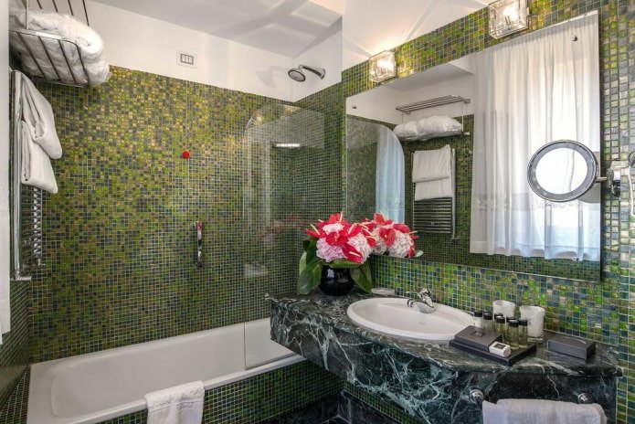 carrelage vert dans la salle de bain