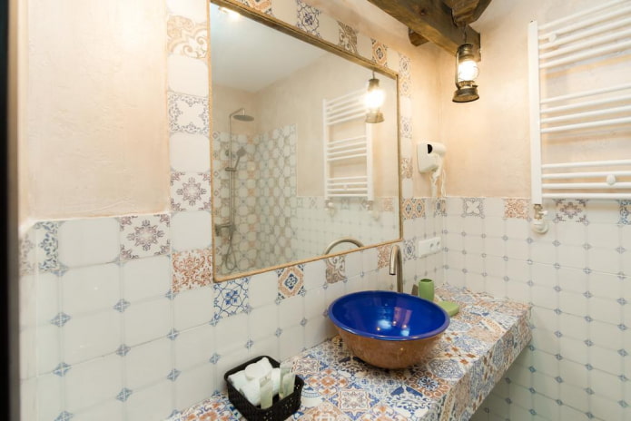 carrelage à motifs dans la salle de bain