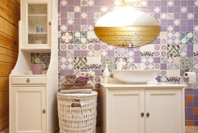 carrelage intérieur de la salle de bain de style provençal