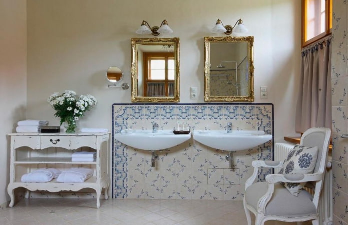 Carrelage intérieur d'une salle de bain de style shabby chic