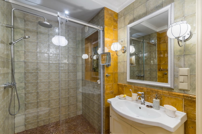 Intérieur de salle de bain carrelé