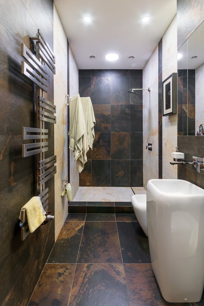 sol avec finition carrelage dans la salle de bain