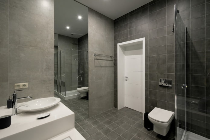 Carrelage sous béton à l'intérieur de la salle de bain