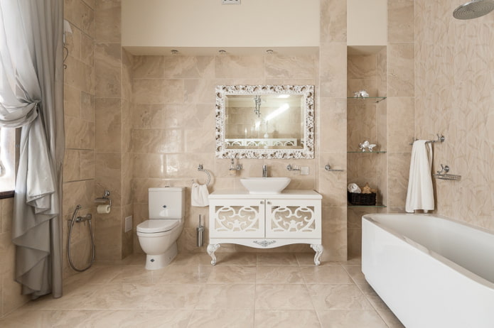 carrelage dans l'intérieur de la salle de bain dans un style classique