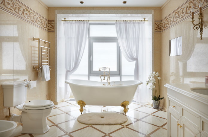 carrelage dans l'intérieur de la salle de bain dans un style classique