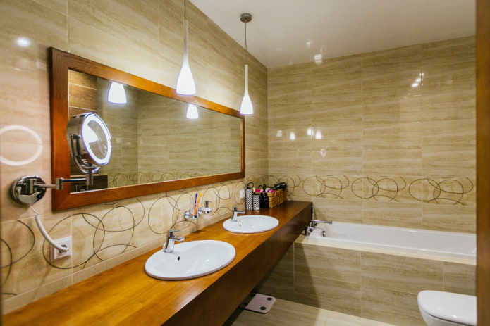 carrelage beige dans la salle de bains
