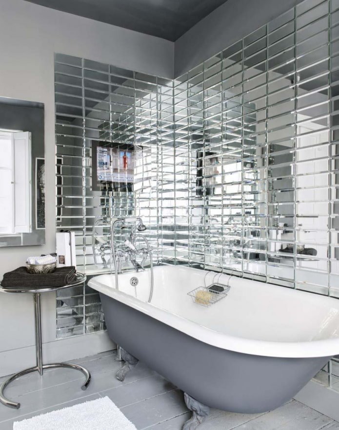 carreaux miroir dans l'intérieur de la salle de bain