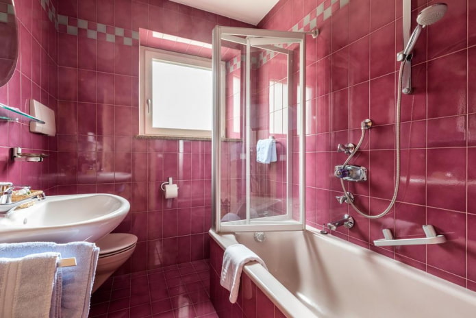 carrelage rose dans la salle de bains