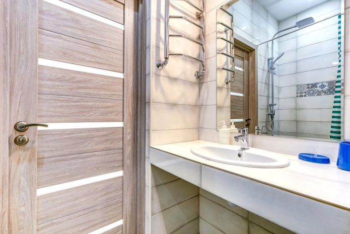 carrelage autour de la porte dans la salle de bain