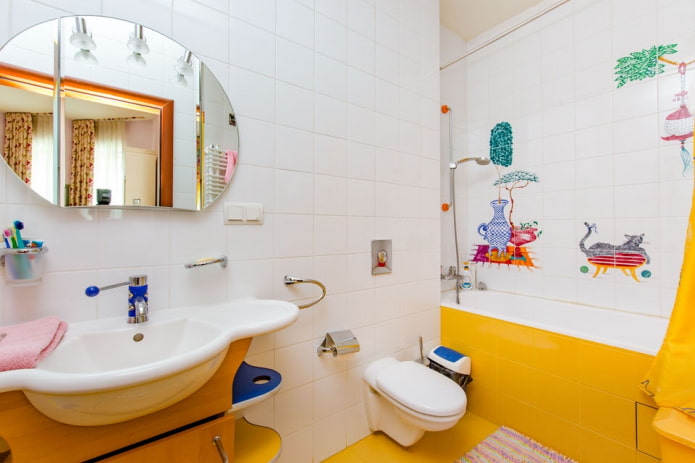 Décoration carrelée à l'intérieur de la salle de bain des enfants
