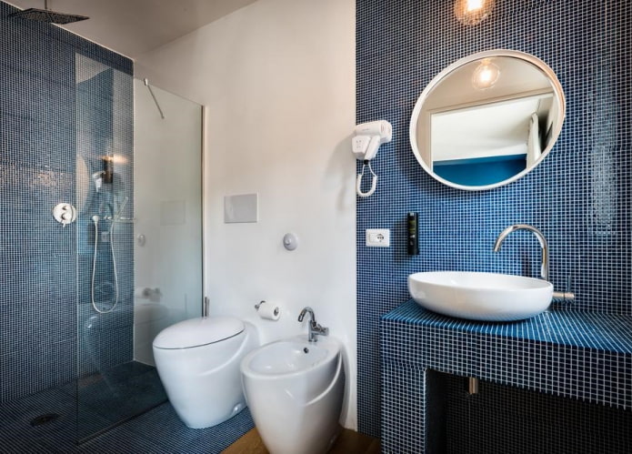 décoration carrelée dans l'intérieur de la salle de bain