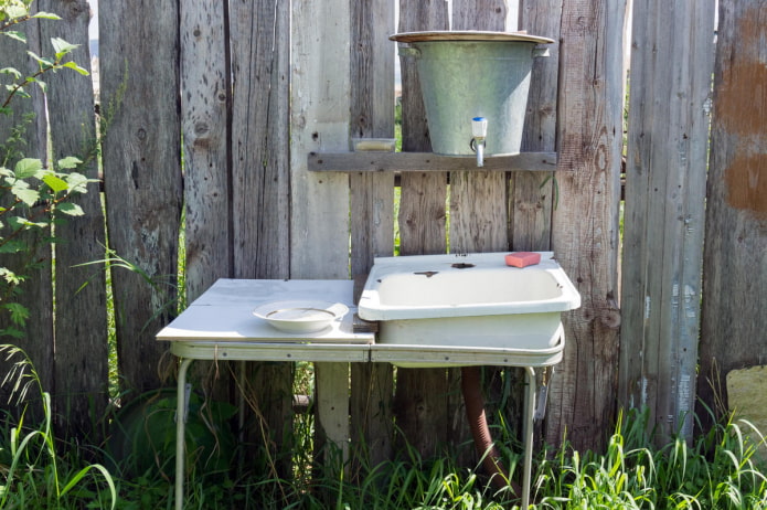 Lavabo dans un seau