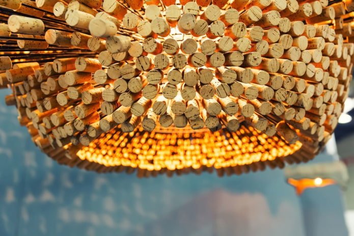 lustre en liège et aiguilles métalliques