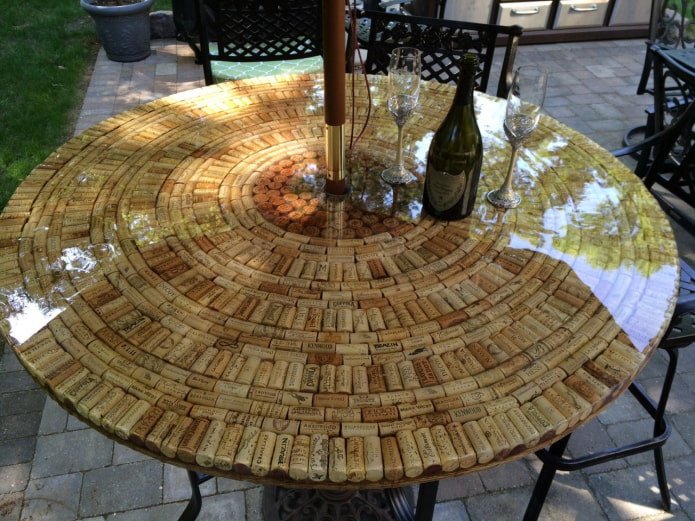 plateau de table en bouchons de liège et résine époxy