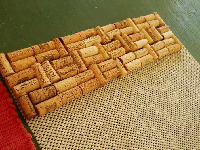 Fabriquer un tapis à partir de moitiés de liège