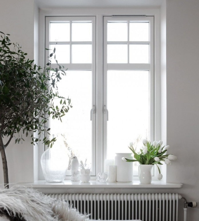 fenêtre blanche avec appui de fenêtre