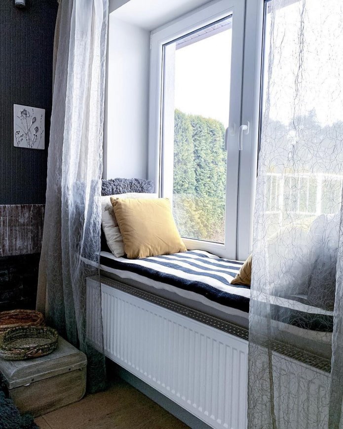 rebord de fenêtre-canapé dans la chambre