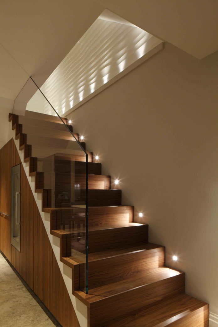 Escalier avec éclairage ponctuel dans la maison