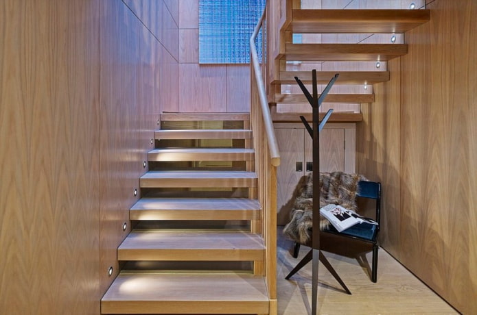 Escalier avec éclairage ponctuel dans la maison