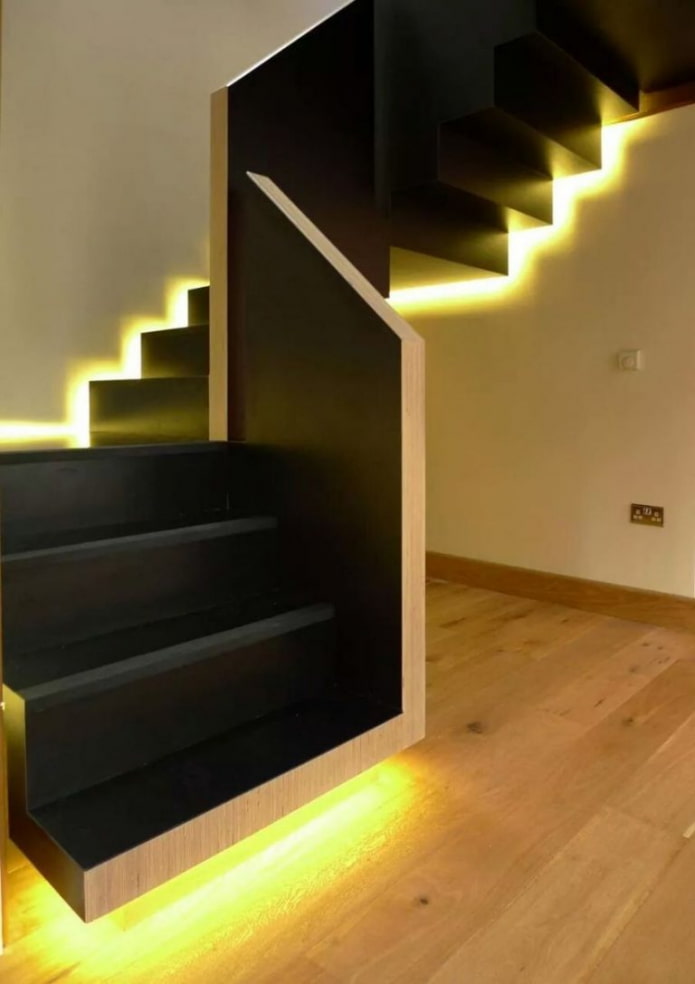 Escalier avec éclairage LED dans la maison