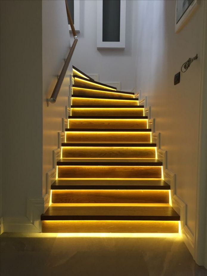 Escalier avec marches éclairées dans la maison