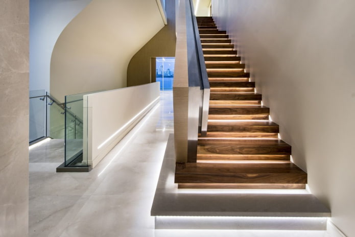 Escalier avec marches éclairées dans la maison