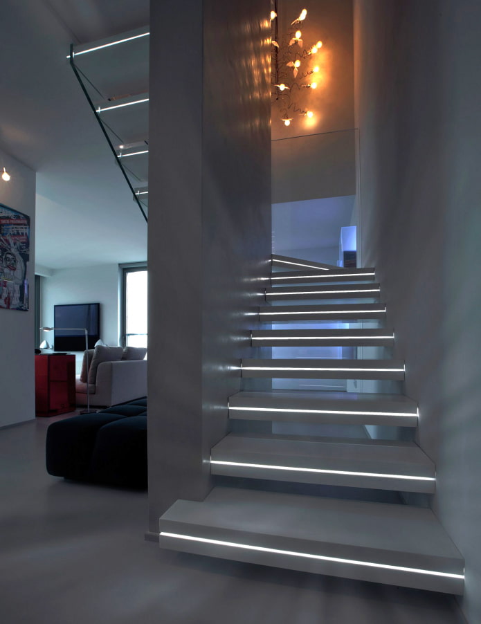 Escalier avec marches éclairées dans la maison