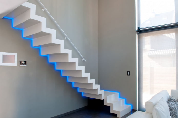 Escalier avec éclairage LED dans la maison