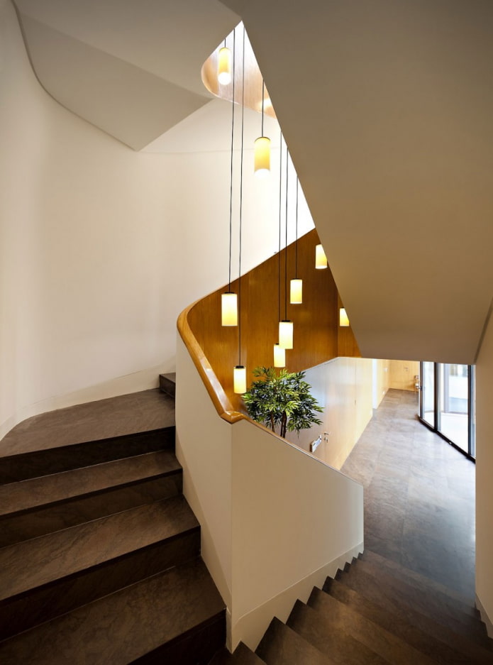 Lustre au-dessus de l'escalier à l'intérieur de la maison