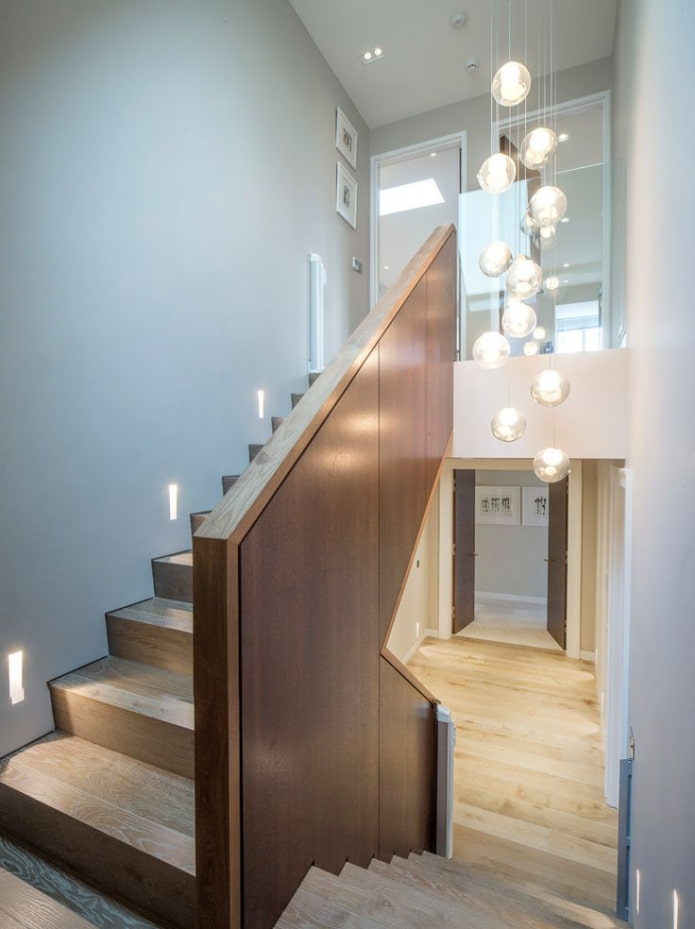 Lustre au-dessus de l'escalier à l'intérieur de la maison