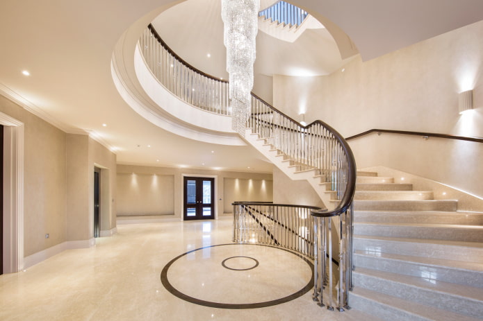 Lustre au-dessus de l'escalier à l'intérieur de la maison