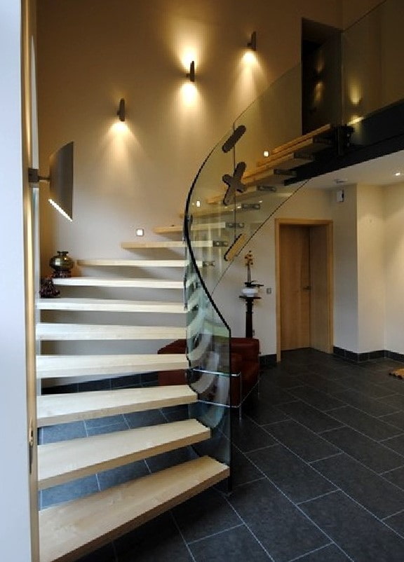 Escalier avec appliques murales à l'intérieur de la maison