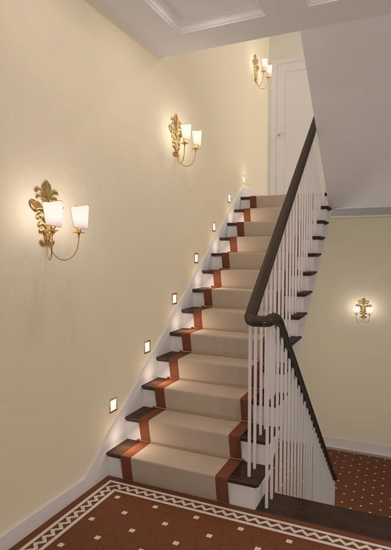Escalier avec appliques murales à l'intérieur de la maison
