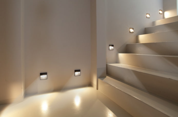 escaliers avec appliques murales dans la maison