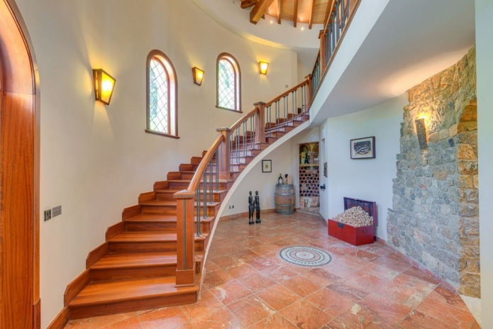 Escalier avec appliques murales à l'intérieur de la maison