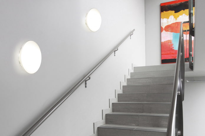 escaliers avec appliques murales dans la maison