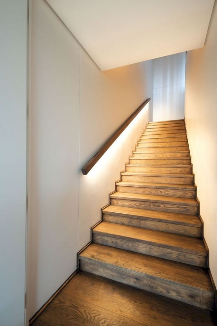 Escalier avec rampes éclairées dans la maison