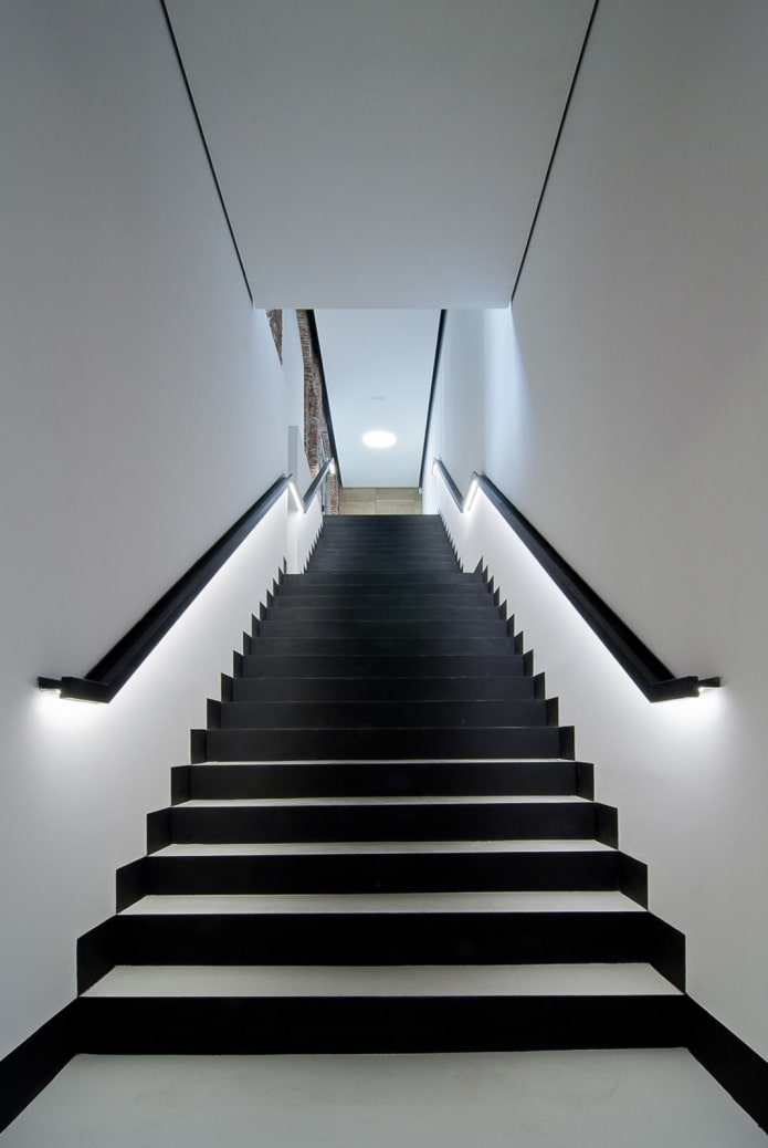 Escalier avec rampes éclairées dans la maison