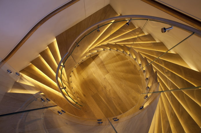 éclairage d'un escalier en colimaçon dans une maison
