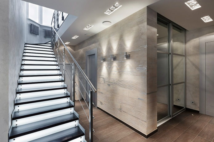 éclairage d'une volée d'escalier dans une maison