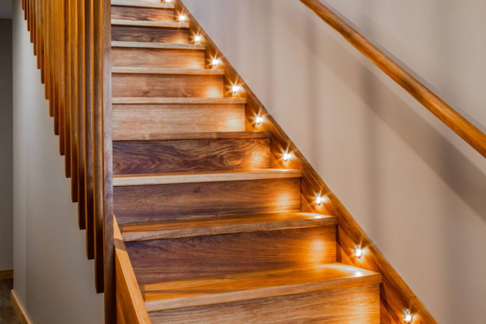 Escalier en bois rétroéclairé à l'intérieur de la maison