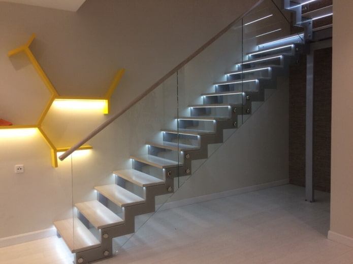 Escalier métallique rétroéclairé à l'intérieur de la maison