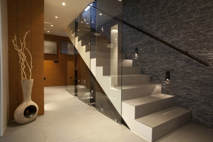 Escalier en béton avec éclairage à l'intérieur de la maison